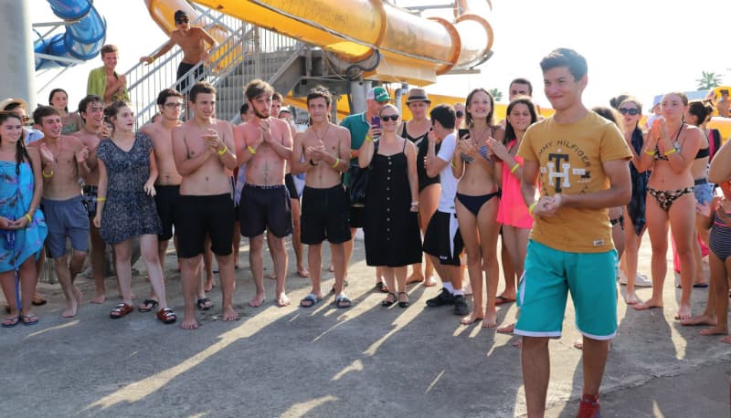 ზუგდიდის მერიამ წარჩინებულ კურსდამთავრებულებს განმუხურის აკვაპარკში უმასპინძლა