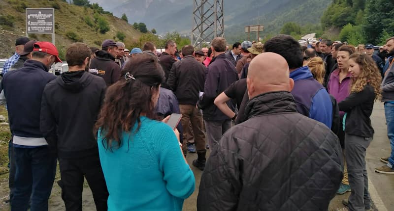 მესტია-უშგულის საავტომობილო გზა ადგილობრივებმა დილიდან გადაკეტეს