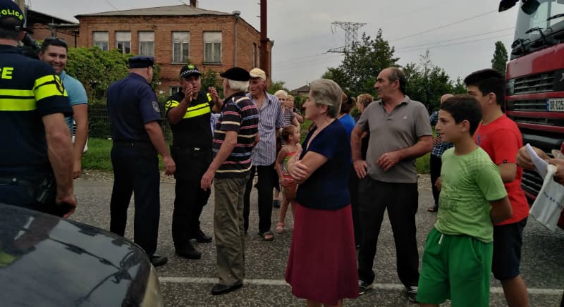 სენაკში ადგილობრივებმა საპროტესტო აქცია გამართეს