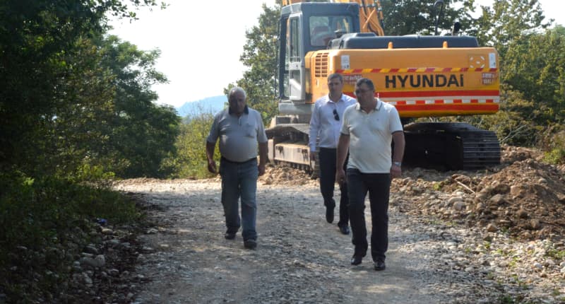 სოფელ ახუთში ასფალტირებული გზა იგება