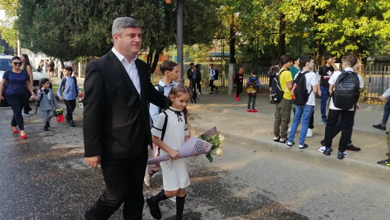 ზუგდიდის მერი შვილთან ერთად მეორე საჯარო სკოლაში მივიდა [ფოტო]