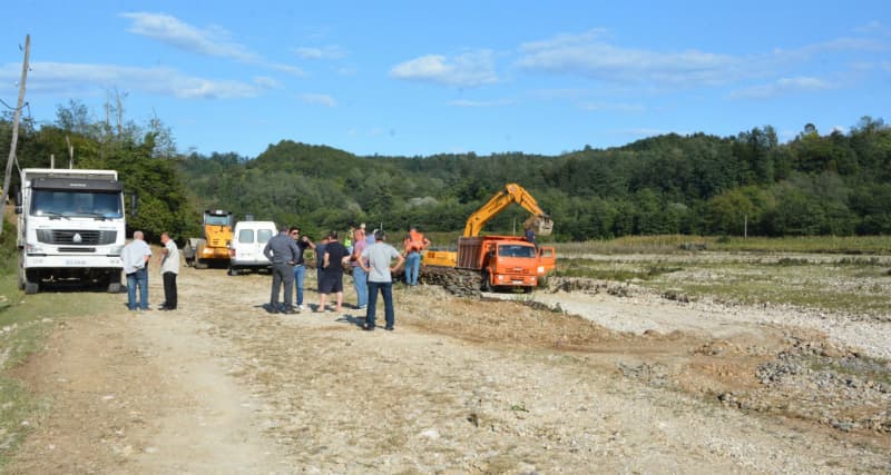 ჩხოროწყუს მერი სოფელ ახუთში გზის სარეაბილიტაციო სამუშაოებს გაეცნო