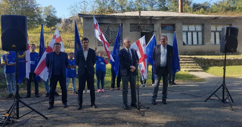 სოფელ კიწიის მაჟორიტარულ ოლქში „ქართულმა ოცნებამ“ კანდიდატად რობერტ კაკულია წარადგინა