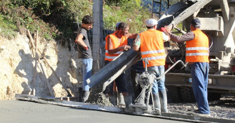 ჩქვალერის ადმინისტრაციულ ერთეულში გზის სარეაბილიტაციო სამუშაოები ინტენსიურად მიმდინარეობს