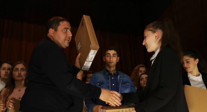 სენაკში წარჩინებულ მოსწავლეებს პერსონალური კომპიუტერები გადაეცათ (R)