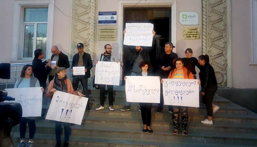 ზუგდიდის მაჟორიტარის ბიუროსთან საპროტესტო აქცია მიმდინარეობს