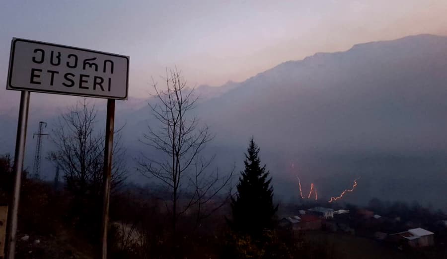 მესტიაში, ეცერისა და ცხუმარის ტყეებში ხანძარია (ვიდეო)