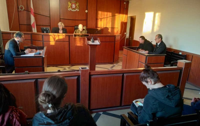 ძალადობაში ბრალდებულ პოლიციელს პატიმრობა შეეფარდა