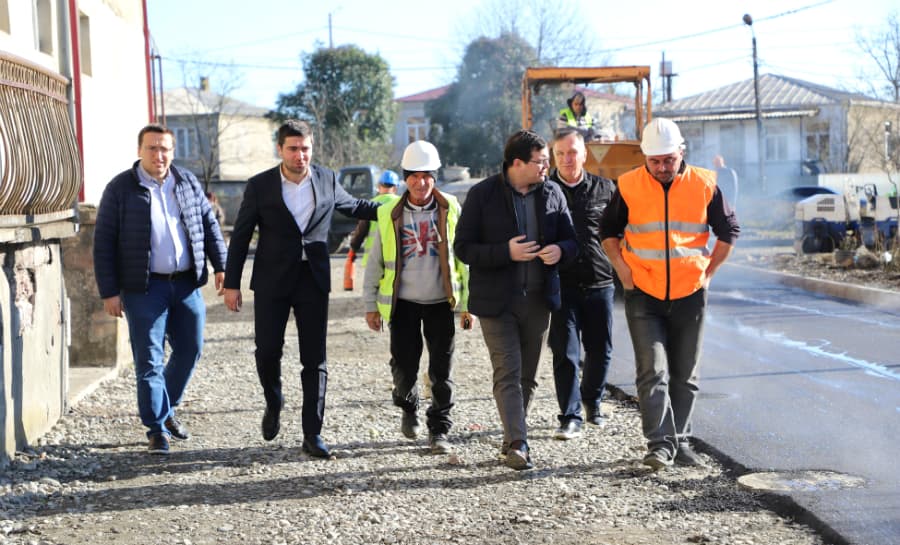 ზუგდიდში, მრავალბინიანი კორპუსების ეზოების კეთილმოწყობის სამუშაოები დასრულების ეტაპზეა