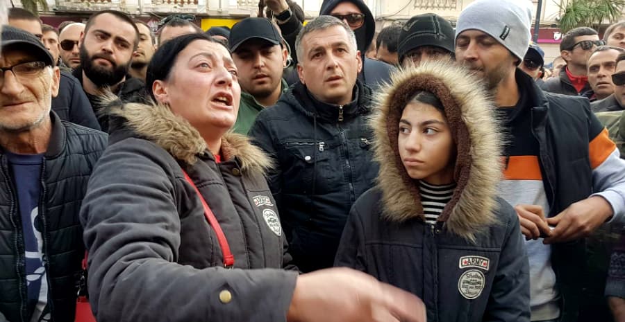 მარტოხელა დედამ 50 ლარიანი შემწეობის ბარათი პროტესტის ნიშნად დახია