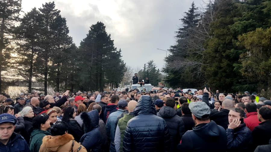 ფოთში ადგილობრივებმა ცენტრალური მაგისტრალი გადაკეტეს