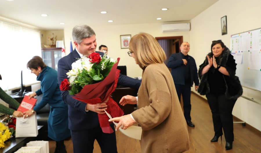 ზუგდიდის მერმა დამსახურებულ პედაგოგებს მადლობის სიგელები გადასცა