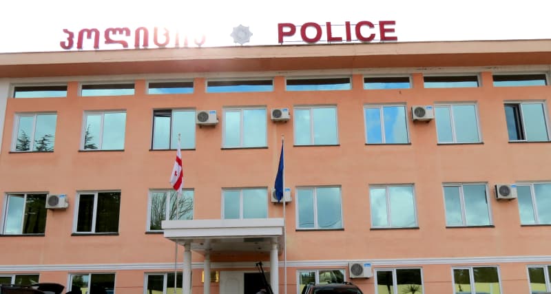 პოლიციელზე თავდასხმის მცდელობაში ბრალდებულ პირს ბრალს წარუდგენენ