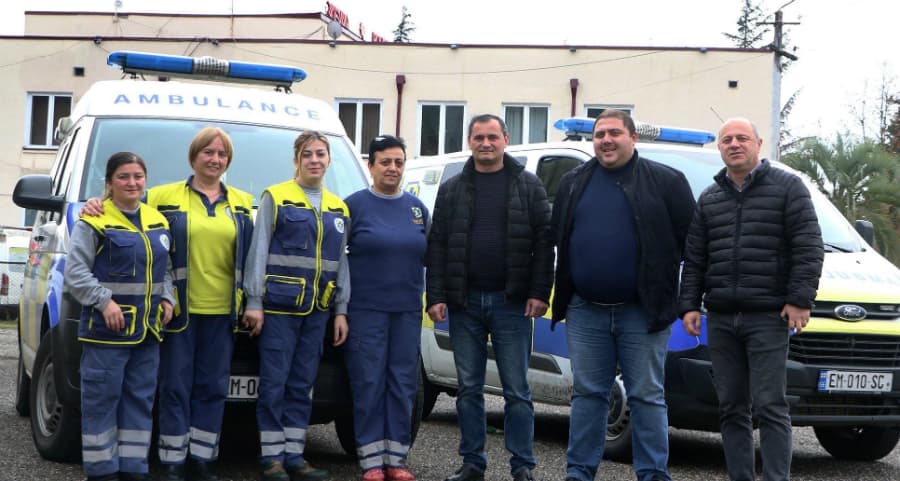 სენაკში მედიკოსებსა და მეხანძრე მაშველებს საახალწლო ნობათები გადასცეს