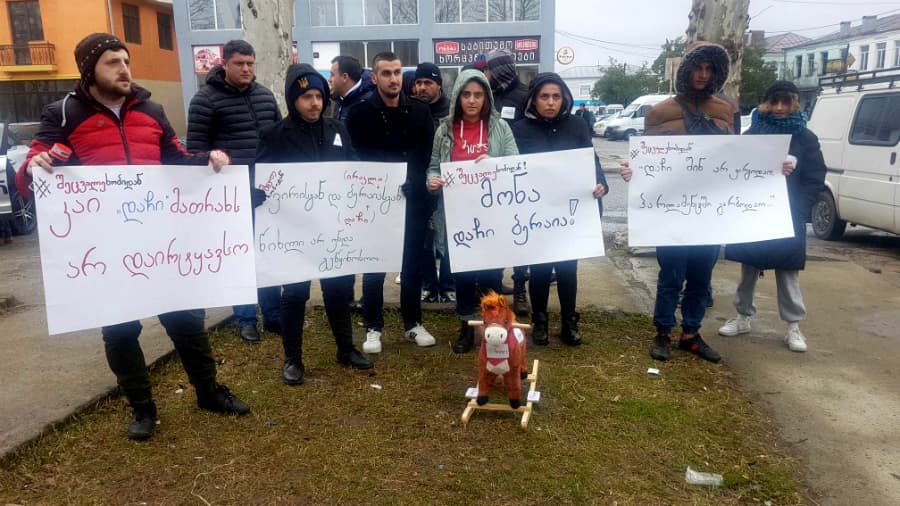 მოძრაობა “შეცვალეს” წევრები ხობის მაჟორიტარი დეპუტატის ბიუროსთან აქციას მართავენ