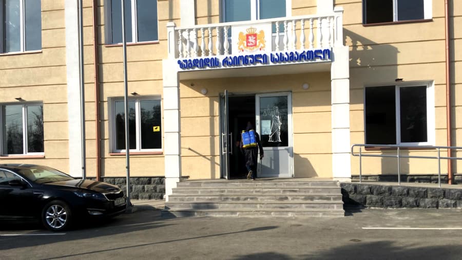 მოსამართლის პოსტი სოც ქსელში და სადეზინფექციო სამუშაოები ზუგდიდის სასამართლოში