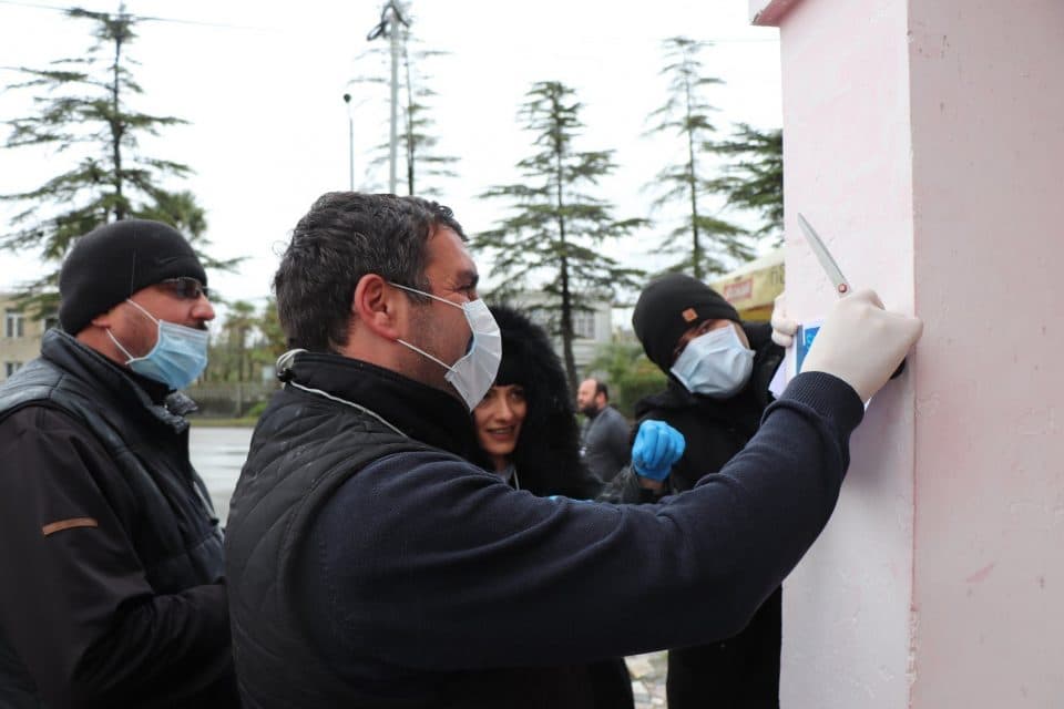 ხობში, მოხალისეებმა პლაკატები გააკრეს და ბანკომატები გაწმინდეს