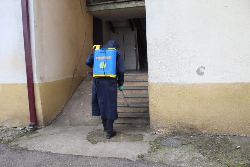 მრავალბინიანი საცხოვრებელი კორპუსების სადარბაზოებში სადეზინფექციო სამუშაოები მიმდინარეობს