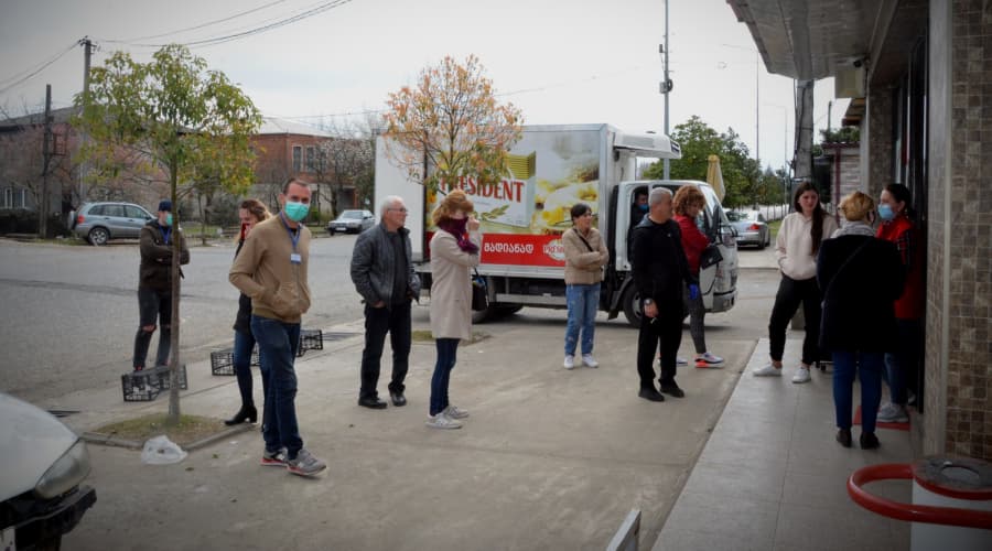 ჩხოროწყუს მერმა მოხალისეებთან ერთად რიგების მოწესრიგებაში მიიღო მონაწილეობა