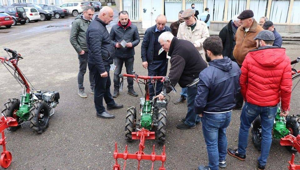 ხობში, ბენეფიციარებს ტექნიკა უსასყიდლოდ გადაეცათ