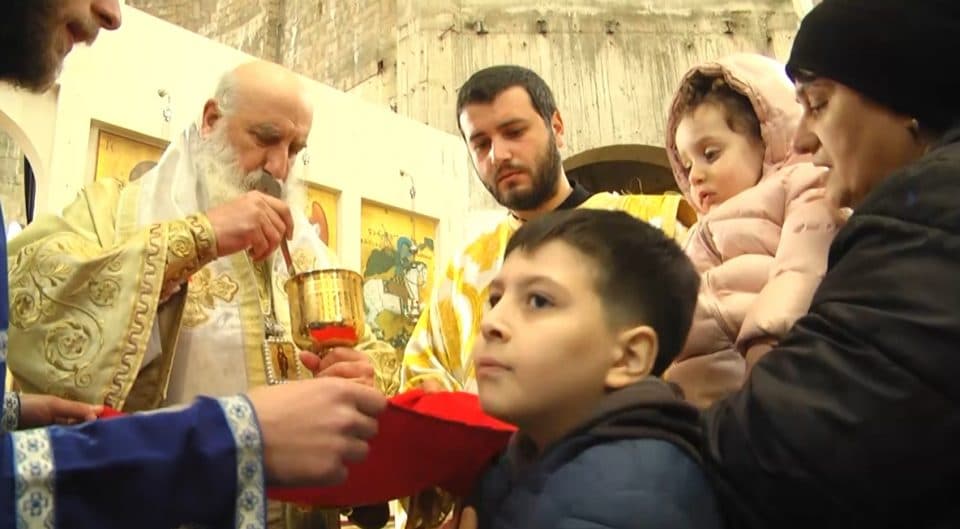 ზიარება ძველი წესებით, სიტკბოება ერთჯერადი ჭიქებით