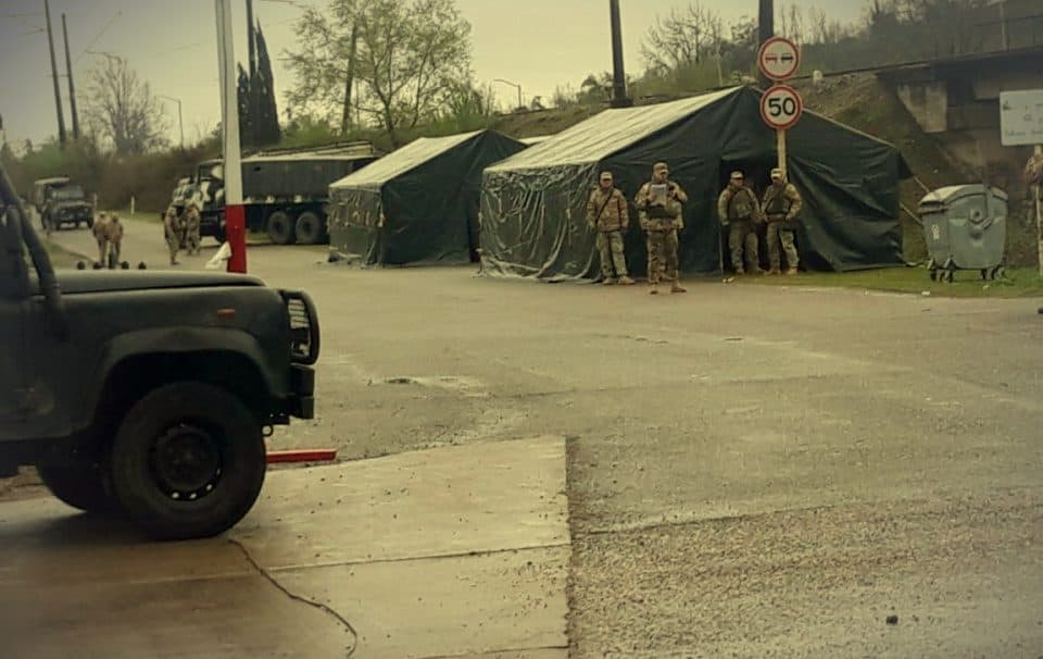 ბლოკ-პოსტებს, ზუგდიდისა და ფოთის შესასვლელებთან, თავდაცვის ძალები დაემატა