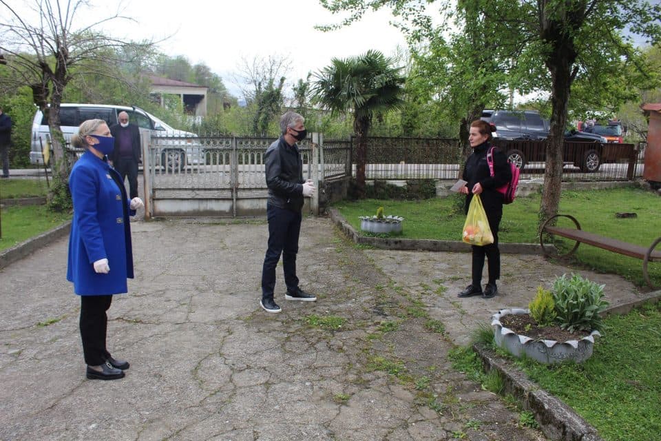 წალენჯიხაში, მარტოხელებს და ხანდაზმულებს 50 ლარიანი ვაუჩერები დაურიგდათ