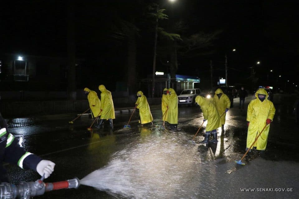 სენაკში, ქუჩების სადეზინფექციო საშუალებებით დამუშავების პროცესი დაიწყო