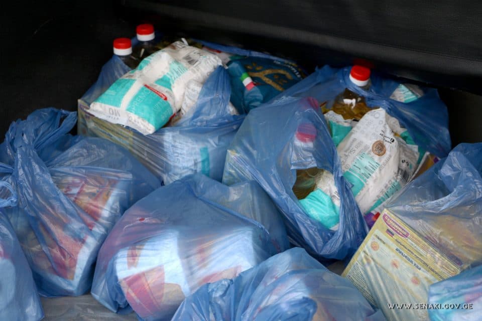 სენაკში, სოციალურად დაუცველ ოჯახებს, სასურსათო პაკეტები დაურიგდათ