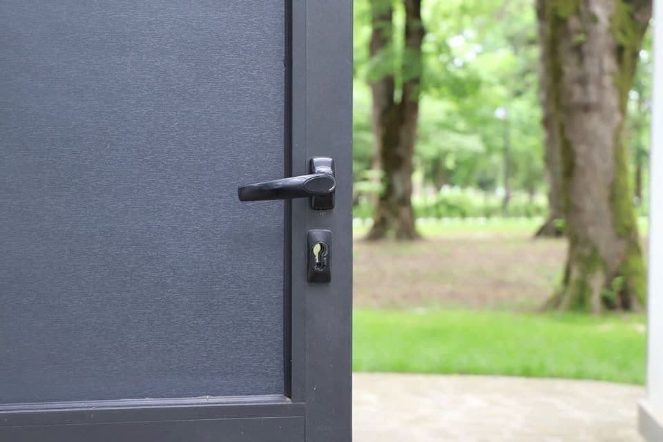 ზუგდიდის ბოტანიკურ ბაღში სკამები და საპირფარეშოს კარი დააზიანეს