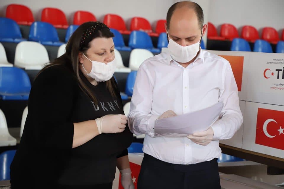 ზუგდიდში, სასურსათო კალათების გადაცემა გრძელდება