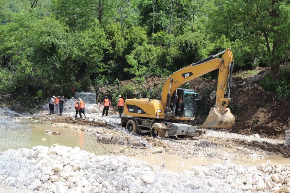 ხობში, მდინარე მუნჩიასთან, ნაპირდამცავი გაბიონის მოწყობა მიმდინარეობს