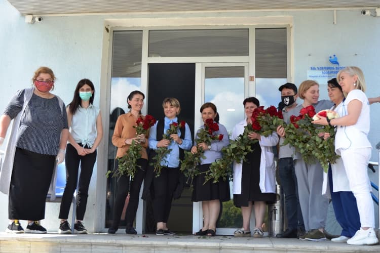 USAID-მა წალენჯიხელი ფერმერისგან შეძენილი ვარდები მედპერსონალს გადასცა