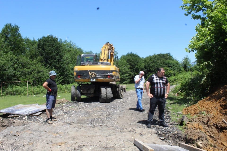 სოფელ ეწერში საავტომობილო გზის 6.2 კილომეტიანი მონაკვეთის სრული რეაბილიტაცია მიმდინარეობს
