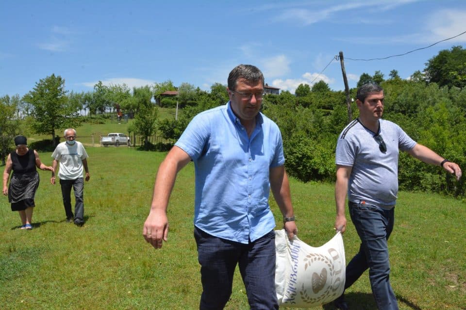 ჩხოროწყუში, მოსახლეობისთვის სასურსათო პროდუქტის გაცემა გრძელდება