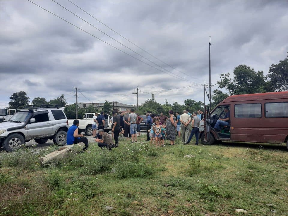 გზის რეაბილიტაციის მოთხოვნით სოფელ ახალ აბასთუმნაში საპროტესტო აქცია გაიმართა