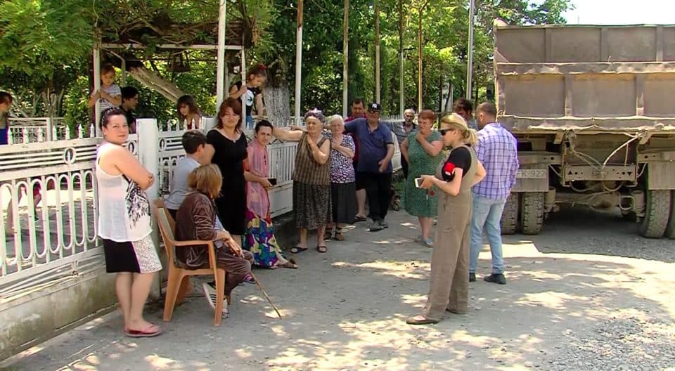 ანაკლიაში, ადგილობრივებმა გზის რეაბილიტაციის მოთხოვნით საპროტესტო აქცია გამართეს