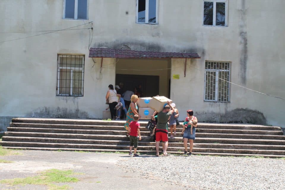 გამყოფ ხაზთან მდებარე სოფლებში სოციალურად დაუცველ მრავალშვილიან ოჯახებს პირველადი სასურსათო კალათები ურიგდება