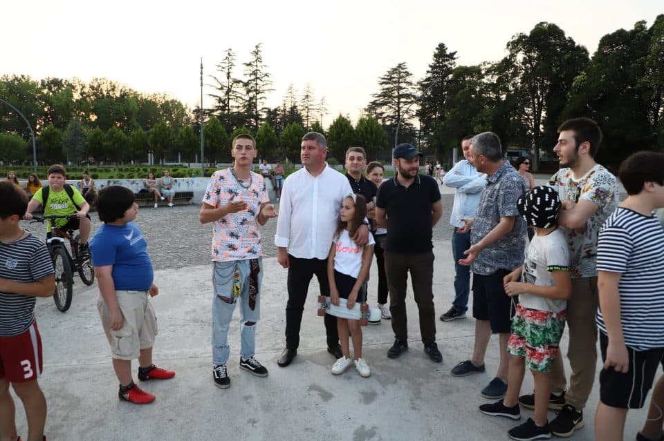 ზუგდიდის მერი და მოადგილე სკეიტ პარკში ახალგაზრდებს შეხვდნენ და მათ საჭიროებებს ადგილზე გაეცნენ