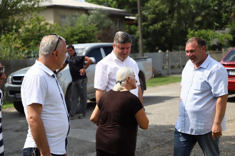 ზუგდიდში, თავისულფებისა და აღმაშენებლის ქუჩების მონაკვეთზე წყალარინების ქსელი მოეწყობა