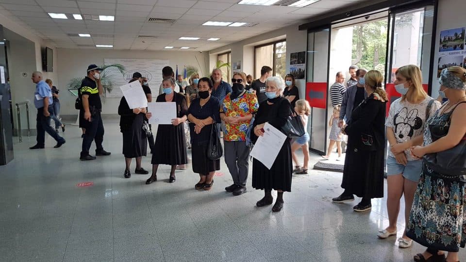 ზუგდიდის მერიის შესასვლელი ბლოკირებულია -რას ითხოვს ბიზნესმენი, რომელსაც თაღლითობაში ადანაშაულებდნენ