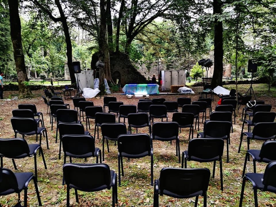 ზუგდიდის თეატრის სპექტაკლის პრემიერა ბოტანიკურ ბაღში, ღია ცის ქვეშ გაიმართა