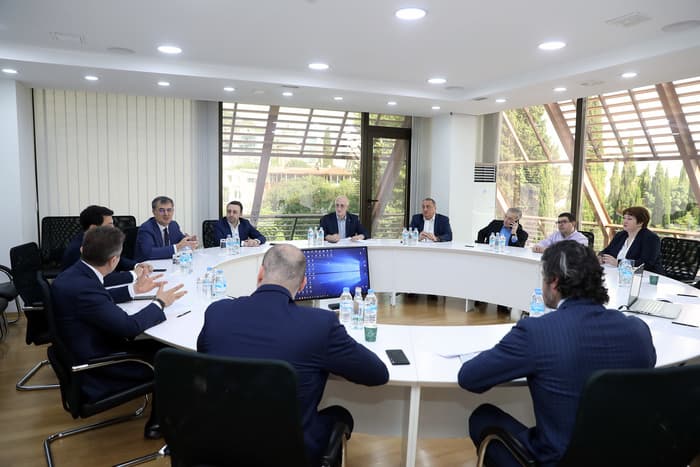 „ქართული ოცნების“ პოლიტსაბჭომ მაჟორიტარი დეპუტატობის კანდიდატთა სია დაამტკიცა, რომელთაც ხვალ წარადგენს