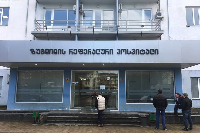 ზუგდიდის საავადმყოფოში ცეცხლსასროლი იარაღიდან მიყენებული ჭრილობით შუა ხნის მამაკაცი შეიყვანეს