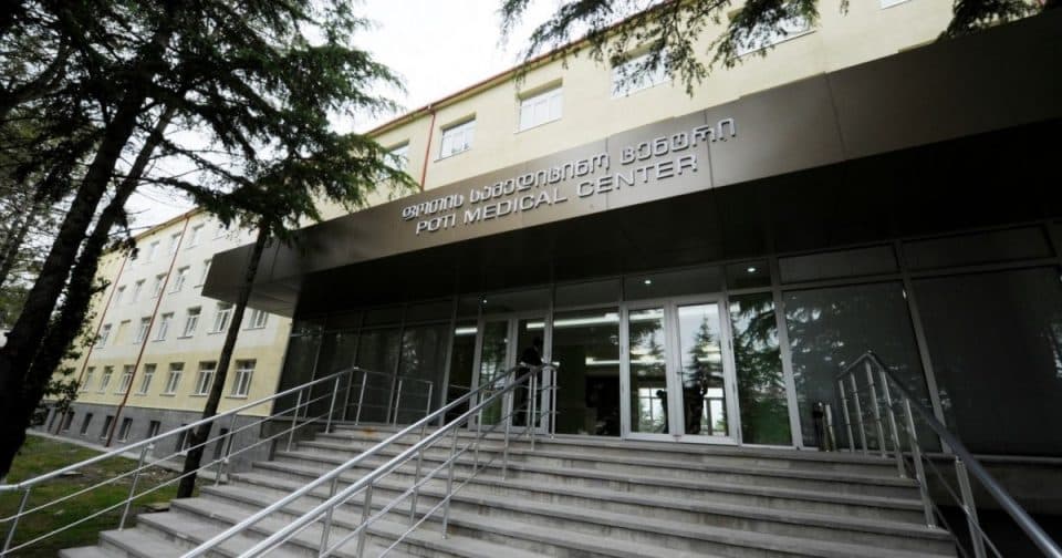 ფოთის ცხელების ცენტრში რამდენიმე წუთის წინ, საეჭვო სიმპტომებით სამი პაციენტი მოათავსეს