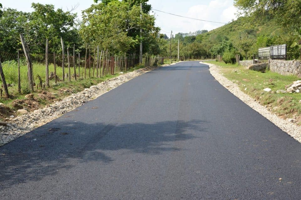 სოფელ ხაბუმეში გზის რეაბილიტაცია ასფალტის საფარით მიმდინარეობს