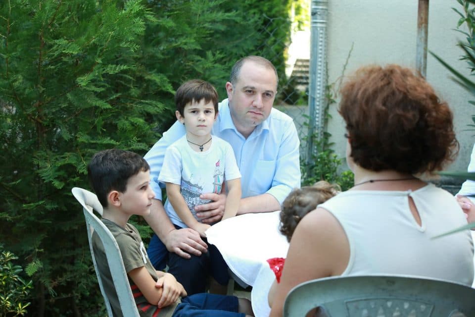 ირაკლი ჩიქოვანი ზუგდიდში სამი შვილის დედას, სალომე ბუკიას სტუმრობდა