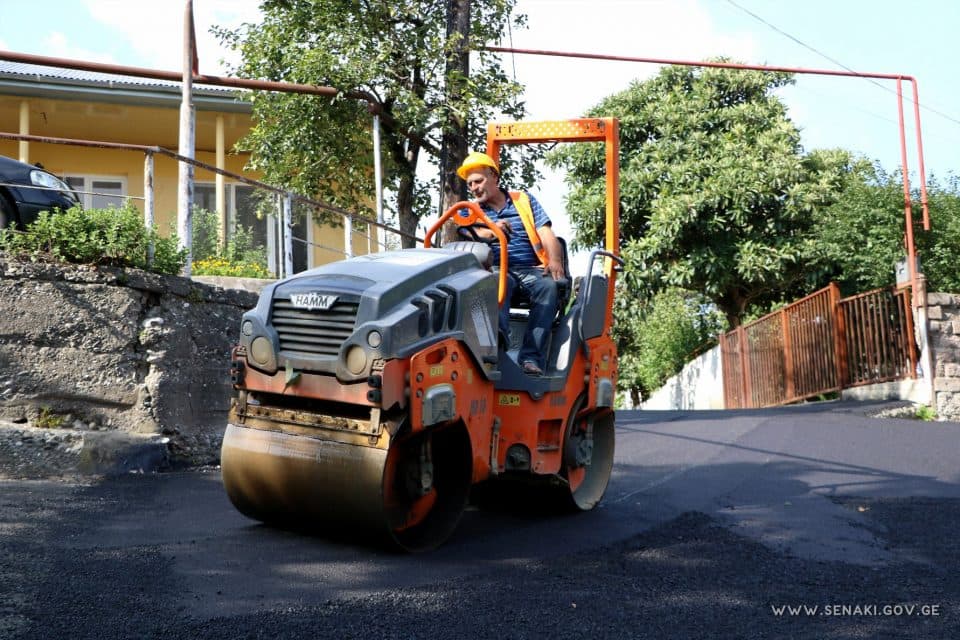სენაკში, ბორჯომის ქუჩაზე ასფალტის საფარი იგება