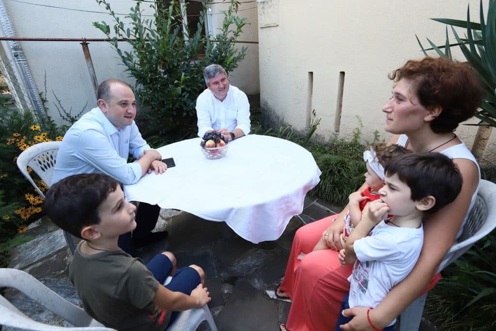 ირაკლი ჩიქოვანი ზუგდიდში სამი შვილის დედას, სალომე ბუკიას სტუმრობდა - image 2