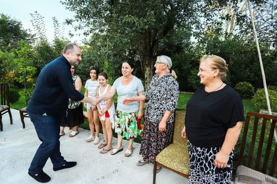 ირაკლი ჩიქოვანი სოფელ კახათში ადგილობრივებს შეხვდა